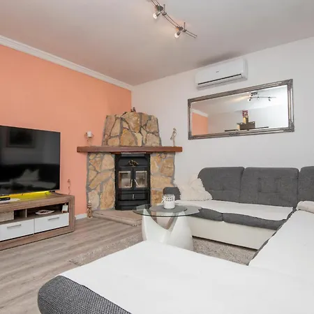 Pet Friendly In With Jacuzzi 펜션 Zmijavci