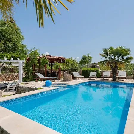 Pet Friendly In With Jacuzzi *